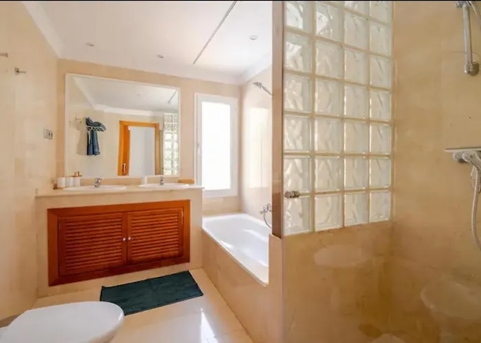 Luxury 2 Bedroom Apartment, Close To The Sea And The Golf Course, Aloha Hills Club